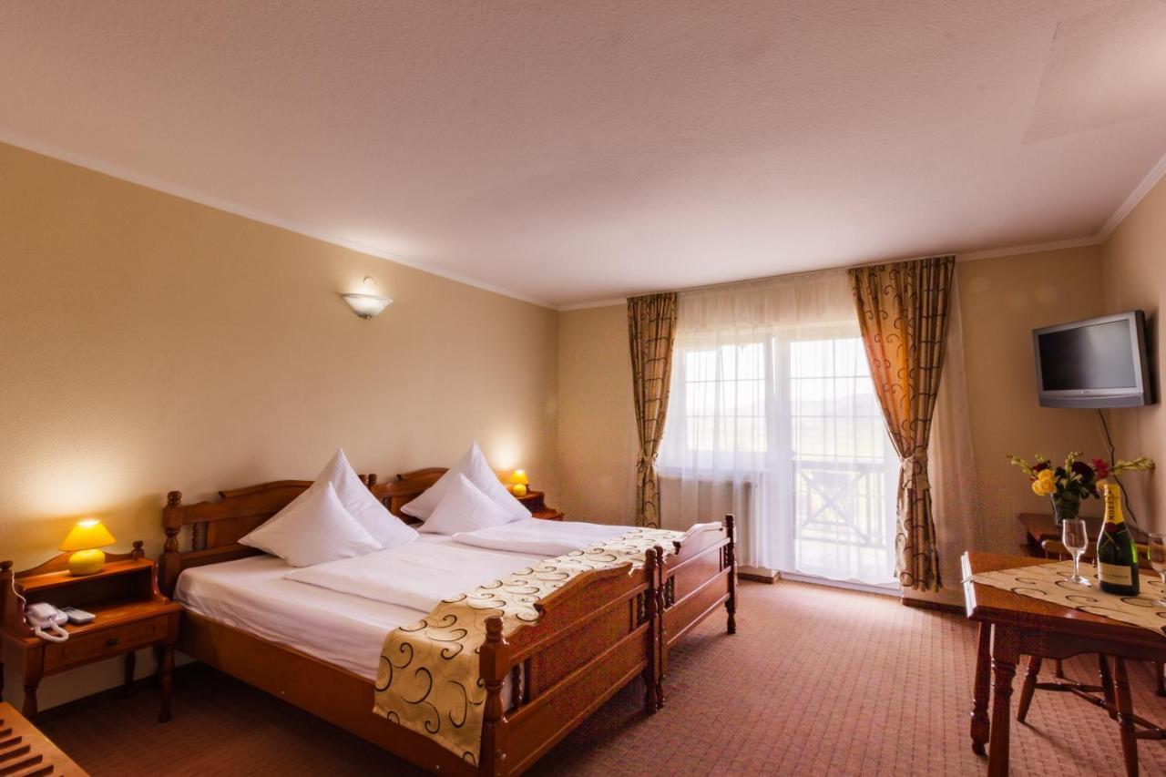 Hotel Europa Kokeltal Fehéregyháza Kültér fotó